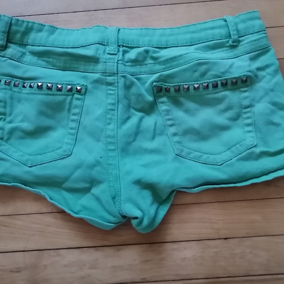 Green short shorts - Picture 3 of 3